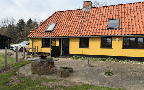 Aika - 1.6Km to the Fjord: Dach, Hütte, Zuhause, Abstellgleis, Auffahrt, Rasen, Hinterhof, Garten, Bauernhaus, Gartenbauten