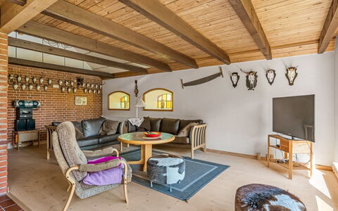 Aika - 1.6Km to the Fjord: Möbel, Interior Design, Flooring, Holz, Decke, Fussboden, Zimmer, Couch, Beleuchtung, Wohnzimmer