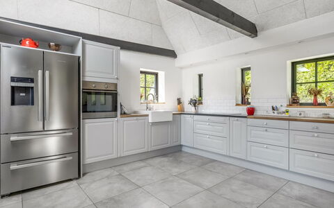 Aika - 1.6Km to the Fjord: Küche, Flooring, Major Appliance, Holz, Fussboden, Küchengerät, Interior Design, Cabinetry, Countertop, Haushaltsgerät