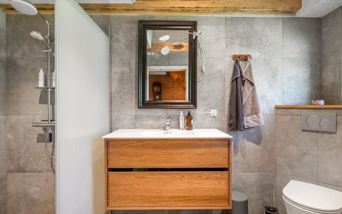Aika - 1.6Km to the Fjord: Armatur, Flooring, Holz, Fussboden, Badezimmerschrank, Sinken, Zapfhahn, Installation, Bad Sink, Badezimmer