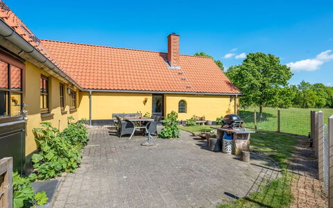 Aika - 1.6Km to the Fjord: Dach, Grundstueck, Hütte, Zuhause, Estate, Rasen, Bauernhaus, Hinterhof, Schatten, Garten