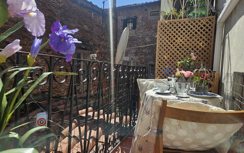 Alla Torre: Blumentopf, Möbel, Balkon, Zimmerpflanze, Stuhl, Tisch Im Freien, Gartenmöbel, Holzbeize, Terrasse, Hof