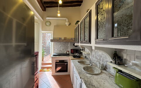 Alla Torre: Küche, Interior Design, Countertop, Möbel, Flooring, Küchengerät, Major Appliance, Holz, Decke, Fussboden