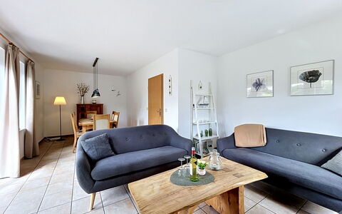 Fridas Traum: Möbel, Interior Design, Couch, Flooring, Wand, Fussboden, Wohnzimmer, Holz, Zimmer, Tabelle
