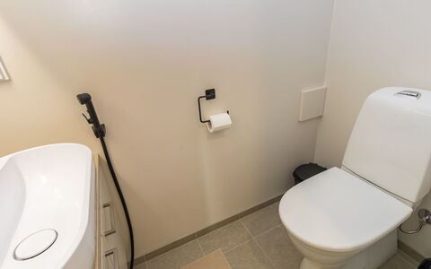 Saariselän Aavahelmi C: Toilleten Sitz, Badezimmer, Toilette, Armatur, Flooring, Fussboden, Interior Design, Installation, Fliese, Zapfhahn