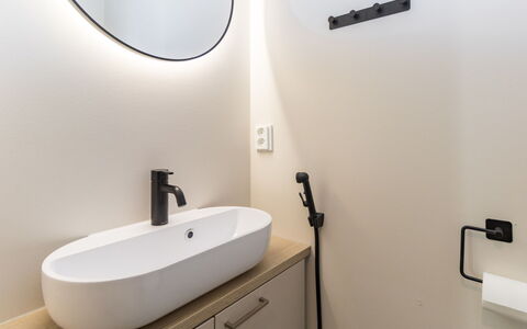 Saariselän Aavahelmi C: Wand, Interior Design, Armatur, Badezimmer, Flooring, Beleuchtung, Fussboden, Installation, Light Fixture, Spiegel