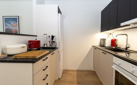 Lomapesä: Küche, Küchengerät, Countertop, Cabinetry, Interior Design, Major Appliance, Möbel, Flooring, Holz, Herd