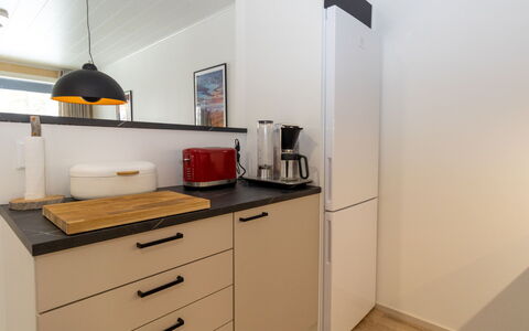 Lomapesä: Countertop, Möbel, Interior Design, Cabinetry, Küche, Küchengerät, Flooring, Holz, Major Appliance, Zimmer