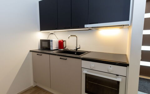 Lomapesä: Küche, Küchengerät, Countertop, Major Appliance, Interior Design, Cabinetry, Spüle, Flooring, Herd, Herd