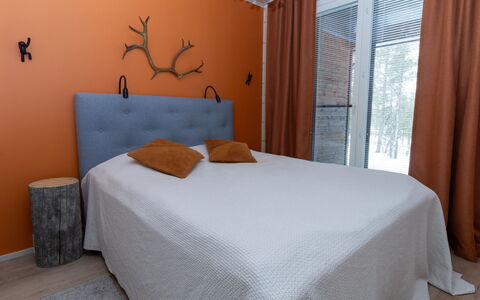 Lomapesä: Bett, Möbel, Schlafzimmer, Bedding, Interior Design, Bettdecke, Holz, Linens, Fussboden, Flooring