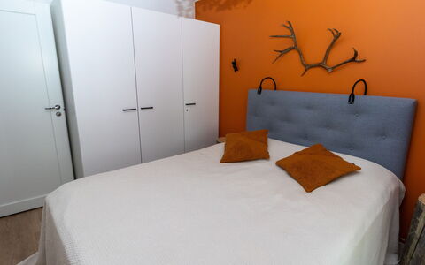 Lomapesä: Möbel, Bett, Bedding, Schlafzimmer, Interior Design, Bettdecke, Wand, Fussboden, Holz, Linens