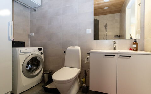 Lomapesä: Flooring, Interior Design, Armatur, Wand, Toilleten Sitz, Fussboden, Sinken, Toilette, Badezimmer, Badezimmerschrank