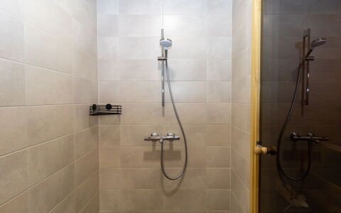 Lomapesä: Badezimmer, Duschkopf, Armatur, Flooring, Dusche, Brausenstange, Installation, Fussboden, Duschpaneel, Fliese