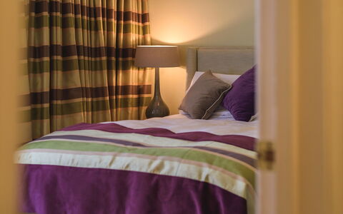 Babbacombe: Möbel, Interior Design, Wand, Schlafzimmer, Bett, Holz, Bettdecke, Fussboden, Flooring, Bedding