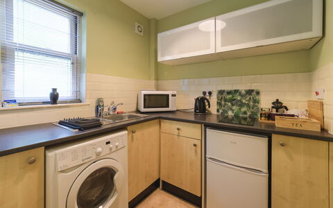 Babbacombe: Waschmaschine, Küchengerät, Major Appliance, Interior Design, Küche, Countertop, Flooring, Cabinetry, Wäschekammer, Wäschetrockner