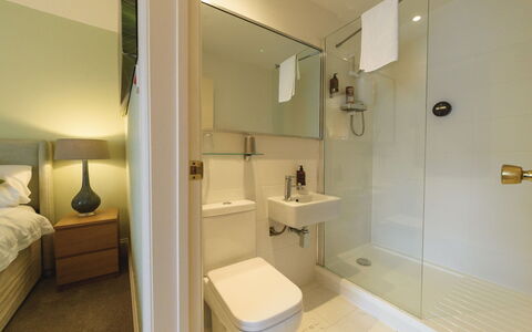 Babbacombe: Flooring, Interior Design, Fussboden, Wand, Armatur, Badezimmer, Zimmer, Toilette, Installation, Beleuchtung