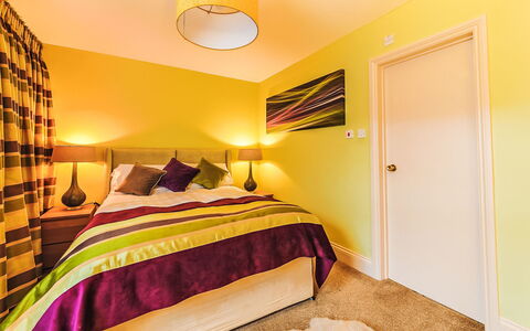 Babbacombe: Interior Design, Bett, Schlafzimmer, Möbel, Bettdecke, Flooring, Gelb, Bedding, Holz, Fussboden