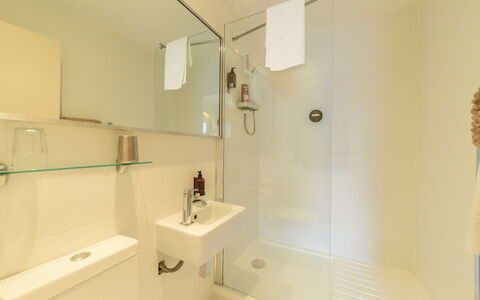 Babbacombe: Badezimmer, Armatur, Wand, Interior Design, Flooring, Fussboden, Bad Sink, Zapfhahn, Installation, Sinken