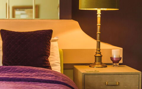 Torwood: Möbel, Interior Design, Wand, Lampenschirm, Schlafzimmer, Gelb, Bett, Beleuchtung, Lampe, Zuhause