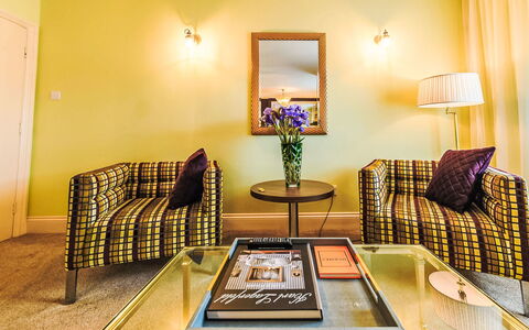 Torwood: Interior Design, Möbel, Flooring, Wand, Fussboden, Decke, Couch, Zimmer, Beleuchtung, Wohnzimmer