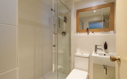 Warberries: Badezimmer, Interior Design, Armatur, Wand, Flooring, Fussboden, Toilette, Installation, Zimmer, Toilleten Sitz