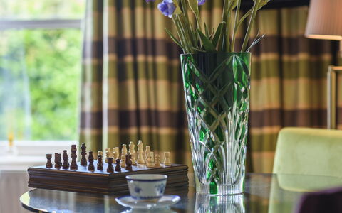 Warberries: Möbel, Interior Design, Tabelle, Beleuchtung, Glas, Vase, Vorhang, Fensterbehandlung, Zimmer