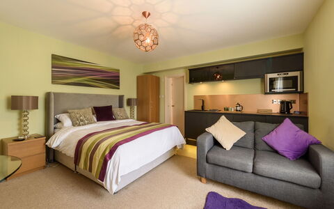 Warberries: Möbel, Interior Design, Flooring, Fussboden, Wand, Schlafzimmer, Bett, Zimmer, Holz, Decke
