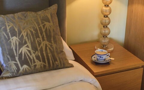 Warberries: Möbel, Interior Design, Textil, Linens, Schlafzimmer, Braun, Fussboden, Zuhause, Lampenschirm, Kissen