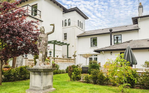 Warberries: Zuhause, Wohngebiet, Haus, Estate, Villa, Villa, Landscaping, Garten, Garten, Schiebefenster