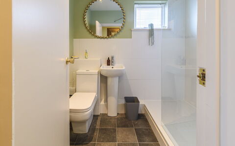 Wellswood: Badezimmer, Toilleten Sitz, Toilette, Armatur, Wand, Interior Design, Flooring, Fussboden, Bad Sink, Installation