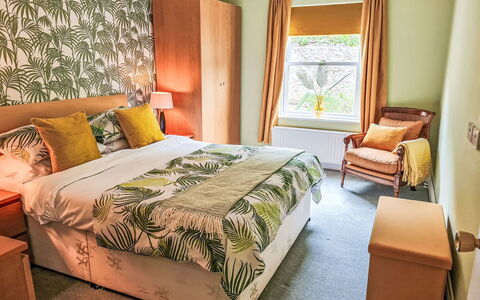 The Mews: Möbel, Interior Design, Schlafzimmer, Bettdecke, Bett, Bedding, Flooring, Holz, Linens, Fussboden