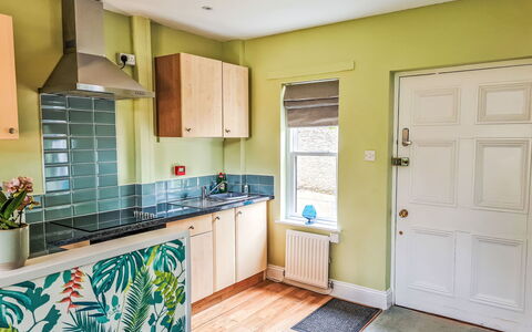 The Mews: Flooring, Interior Design, Wand, Holz, Fussboden, Decke, Möbel, Zimmer, Küche, Major Appliance