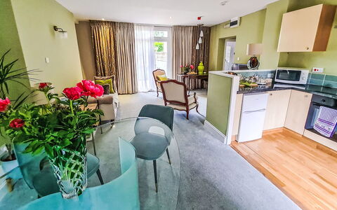 The Mews: Interior Design, Flooring, Möbel, Fussboden, Wohnung, Zimmer, Stuhl, Decke, Wohnzimmer, Vorhang