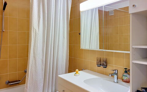 Casa Rivapiana: Badezimmer, Armatur, Wand, Interior Design, Flooring, Bad Sink, Fussboden, Sinken, Zapfhahn, Duschvorhang