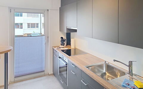 Auszeit in der Vierländerregion: Countertop, Küche, Interior Design, Küchengerät, Spüle, Cabinetry, Flooring, Major Appliance, Sinken, Armatur