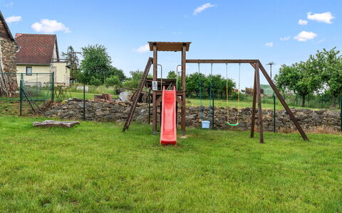 Happy Home: Spielplatz Rutsche, Spielmittel, Grundstueck, Rutsche, Menschliche Siedlung, Einfach, Spielplatz, Garten, Hinterhof, Rasen