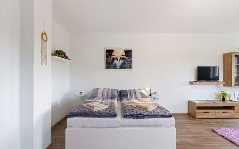 Happy Home: Bett, Möbel, Interior Design, Schlafzimmer, Flooring, Fussboden, Zimmer, Wand, Bedding, Bettdecke