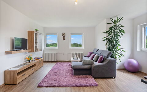 Happy Home: Möbel, Interior Design, Flooring, Couch, Fussboden, Wohnzimmer, Holz, Fernsehen, Decke, Zimmer