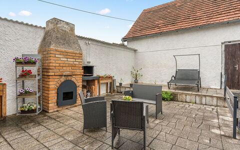 Happy Home: Möbel, Blumentopf, Gartenmöbel, Stuhl, Backstein, Flagstone, Zimmerpflanze, Garten, Terrasse, Hinterhof