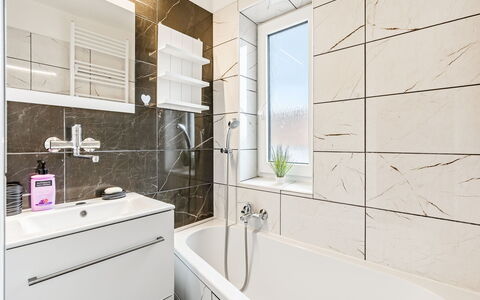 Happy Home: Flooring, Armatur, Interior Design, Badezimmer, Fussboden, Installation, Fliese, Zapfhahn, Sinken