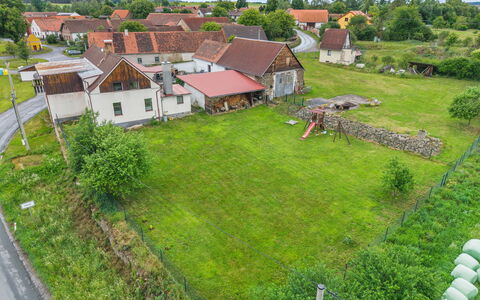 Happy Home: Haus, Wohngebiet, Dach, Landschaft, Zuhause, Nachbarschaft, Ländliches Gebiet, Einfach, Grundstueck