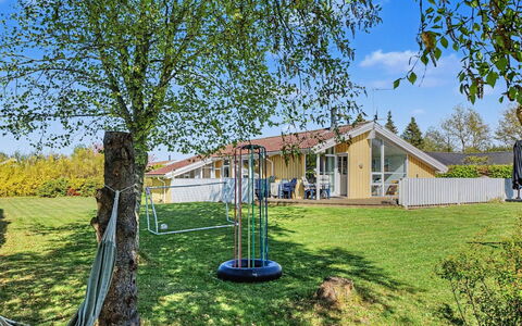 Sote - 330M from the Sea: Gras, Grundstueck, Zuhause, Rasen, Garten, Hütte, Schatten, Garten, Landscaping