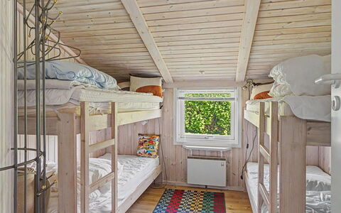 Sote - 330M from the Sea: Holz, Interior Design, Schlafzimmer, Etagenbett, Möbel, Decke, Bett, Fussboden, Flooring, Zuhause