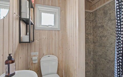 Sote - 330M from the Sea: Holz, Armatur, Flooring, Fussboden, Interior Design, Toilette, Zimmer, Toilleten Sitz, Badezimmer, Decke
