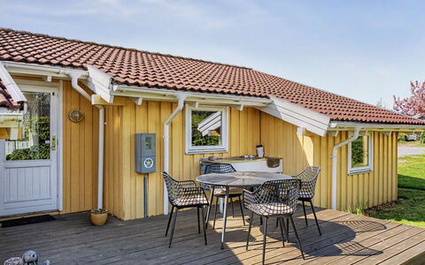 Sote - 330M from the Sea: Holz, Dach, Haus, Zuhause, Hütte, Abstellgleis, Tür, Holzbeize, Veranda, Schatten