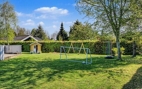 Sote - 330M from the Sea: Strauch, Garten, Grundstueck, Rasen, Schatten, Landscaping, Hinterhof, Garten, Park, Gartenbauten