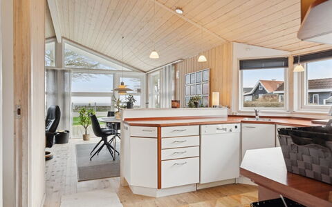 Therkil - 50M from the Sea: Holz, Interior Design, Flooring, Decke, Fussboden, Möbel, Küche, Zuhause, Light Fixture, Countertop