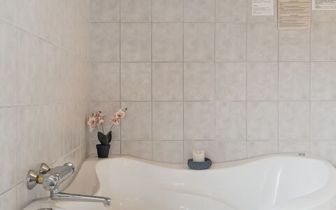 Therkil - 50M from the Sea: Badezimmer, Armatur, Wand, Interior Design, Badewanne, Flooring, Zapfhahn, Fussboden, Installation, Fliese