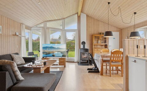 Loki - 200M from the Sea: Holz, Interior Design, Möbel, Decke, Zuhause, Flooring, Fussboden, Zimmer, Wohnzimmer, Couch
