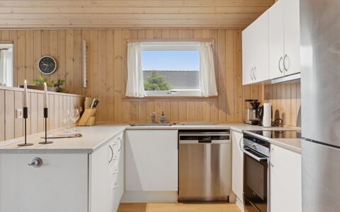 Loki - 200M from the Sea: Küche, Holz, Flooring, Küchengerät, Countertop, Interior Design, Major Appliance, Decke, Fussboden, Cabinetry
